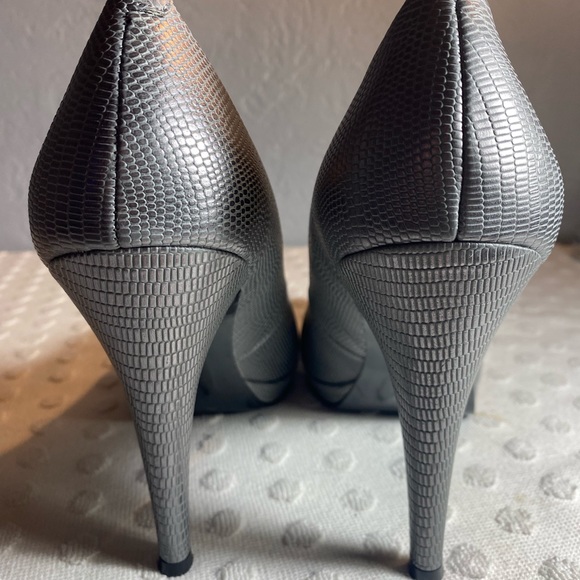 Nine West "Rocha" Grey Animal Print Pump - Picture 5 of 16